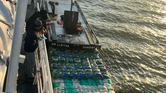 Kapal Patroli Bakamla Gagalkan Penyeludupan Beras dan Gula dari Malaysia